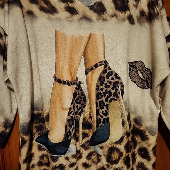 Via Vitale Woman's Size SP oversized soft fleece top w high heel, 💋 graphics - Picture 2 of 11